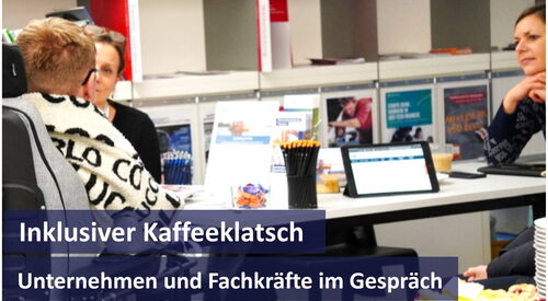 Veranstaltungshinweis. Unternehmen und Fachkräfte im Gespräch.   Menschen m Gespräch, im Vordergrund stehen Teller mit Kuchenstücken.